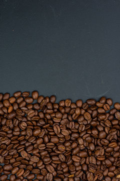 Fresh roasted coffee beans background © marcin jucha