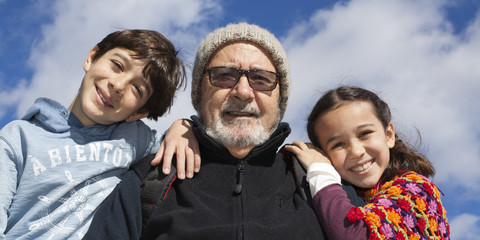 Abuelo con nietos