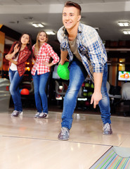 Obraz na płótnie Canvas Friends playing in bowling club