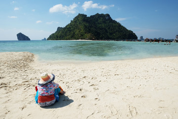 Fototapeta na wymiar summer holidays and vacation - girl sitting on the beach