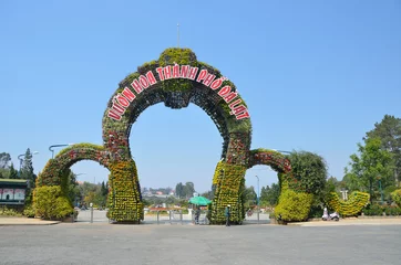 Fototapeten Вход в ботанический сад в Далате, Вьетнам © irinabal18