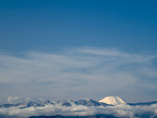 冠雪の丹沢連峰と富士山