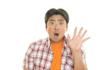 驚いた表情の男性