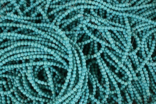 &eacute;tal de colliers de perles turquoises