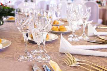 Luxury banquet table setting with crystal glasses.