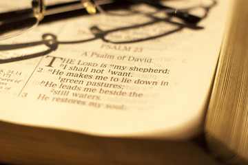 Obraz premium Biblical text with glasses