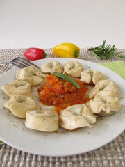 Tortelloni mit Paprikasauce