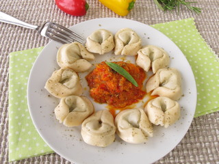 Tortelloni mit Paprikasauce