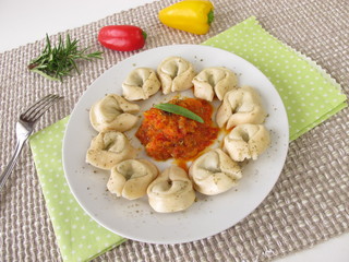 Tortelloni mit Paprikasauce