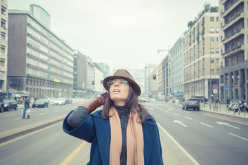 Obraz premium Beautiful young brunette posing in the city streets