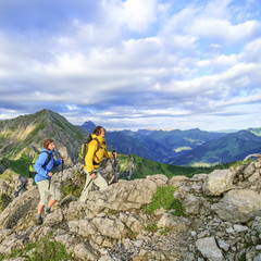 Fototapeta premium Zwei Frauen wandern im Hochgebirge