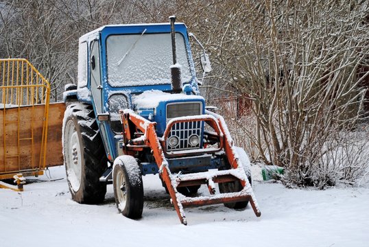 alter traktor mit heugabel