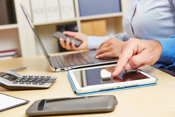 Hände am Tablet Computer und Smartphone