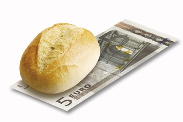 Nahaufnahme Brötchen am 5.-Euro-Schein auf weißem Hintergrund