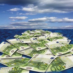 100 € Banknote schwimmt auf See, close-up
