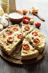 Kish with chicken, mushrooms and cherry tomatoes