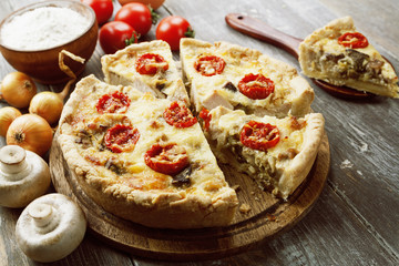 Kish with chicken, mushrooms and cherry tomatoes