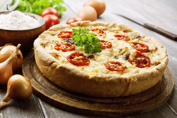 Kish with chicken, mushrooms and cherry tomatoes