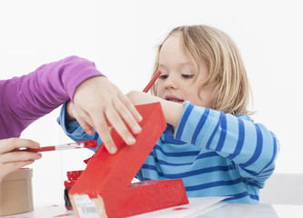 Bruder und Schwester basteln Geschenk