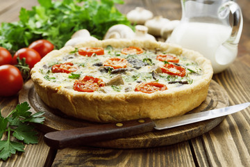 Kish with mushrooms and cherry tomatoes