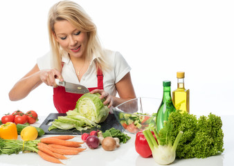 Frau schneidet einen Kopfsalat zu