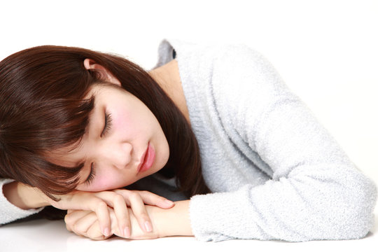 顔伏せる 心理: 顔を突っ伏す – チラ見をする人の心理2つは、天と地ほどの差がある！ – VQQZOA