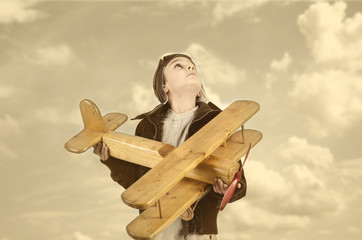 Kind mit Holzflugzeug