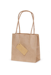 Braune Papiert&uuml;te mit Preisschild auf wei&szlig;