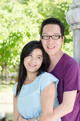 Obraz premium Couple lover hugging together in the park
