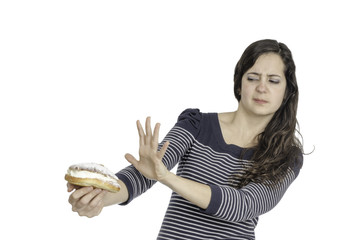 Chica rechaza pastel con la mano.
