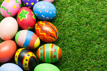 Fototapeta na wymiar Easter eggs on green grass
