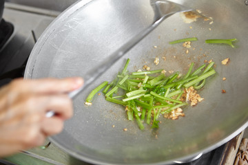 Sauteing Japanese spinach