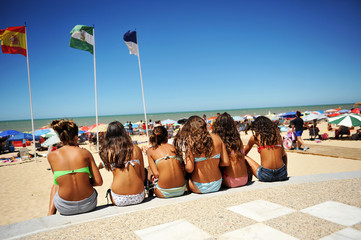 Grupo de chicas en la playa, vacaciones de verano