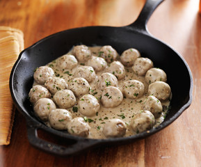 swedish meatballs in iron skillet