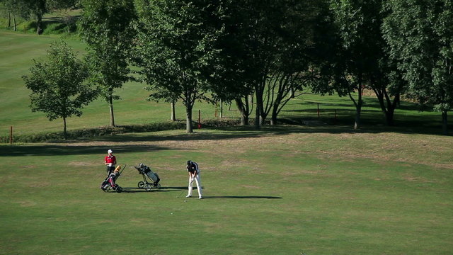 couple on golf course and starts preparing for playing golf