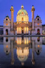 Fototapeta na wymiar Karlkirche Wien beleuchtet