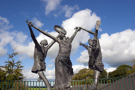 statues of the children of lir