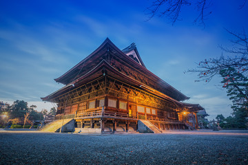 Obraz premium Świątynia Zenkoji w nocy, Nagano, JAPONIA.