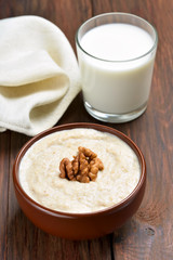 Oatmeal porridge with walnuts