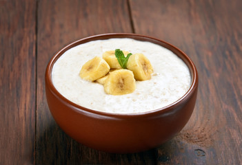 Oatmeal porridge with bananas slices