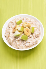 Oatmeal porridge with fruit slices