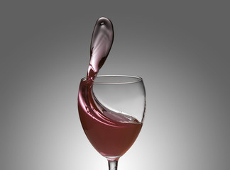 Kieliszek z wylewającym się winem