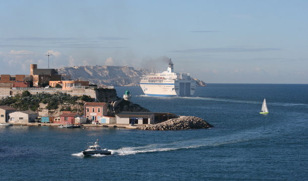 Bateau au départ du port de Marseille