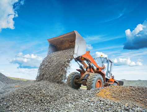 old wheel loader excavator loadding gravel