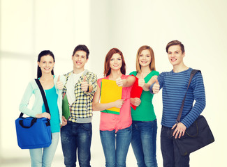 Obraz premium group of smiling students standing