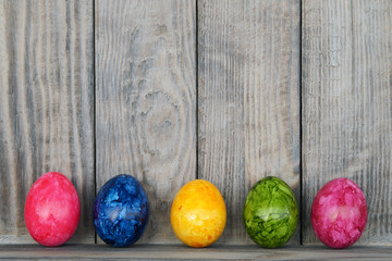 Hintergrund mit fünf Ostereiern
