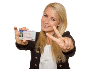 Young woman showing her driver's license - 77406057
