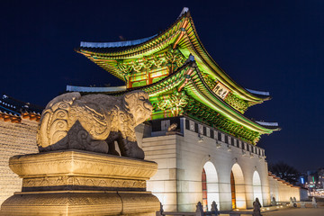 Obraz premium Noc pałacu Gyeongbokgung
