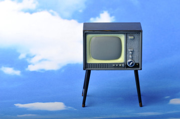 青空と古い形のブラウン管テレビ