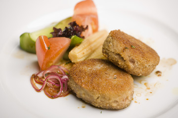 Grilled cutlet and mixed vegetables